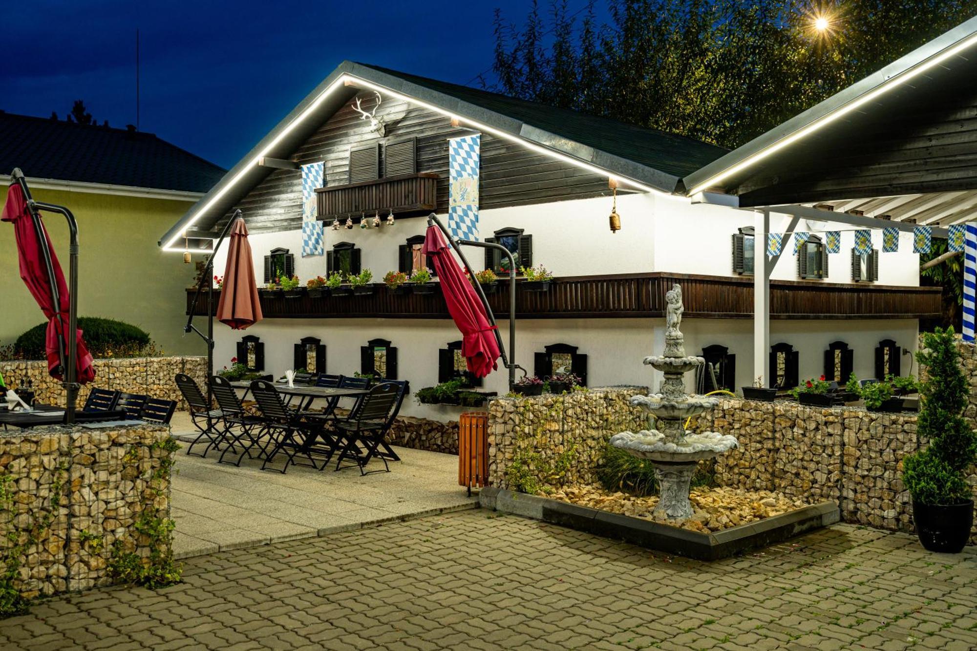Casa Augsburg Hotel Banesti Ngoại thất bức ảnh