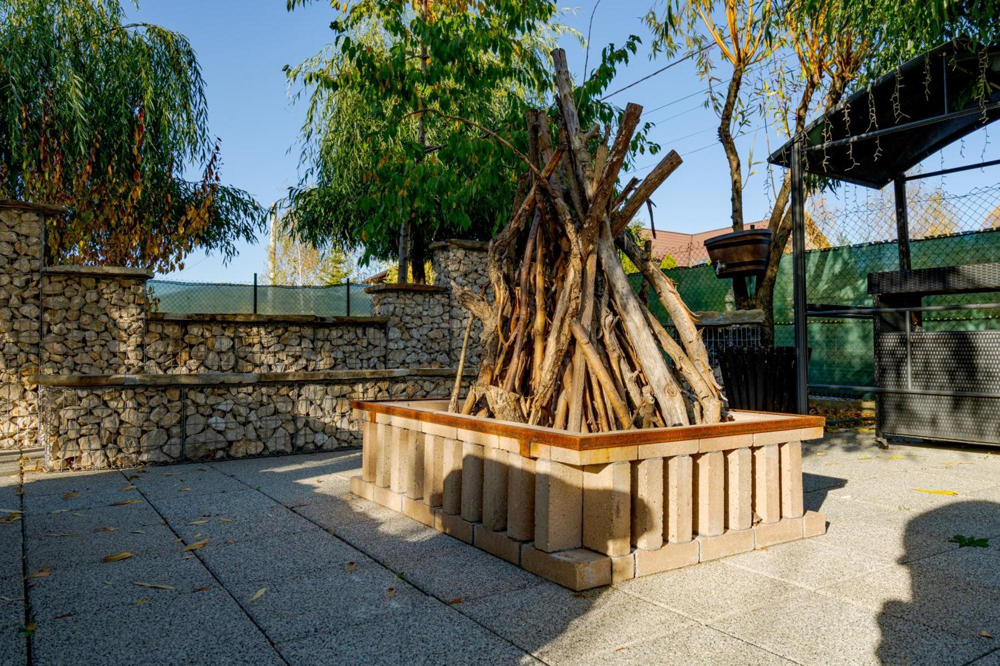 Casa Augsburg Hotel Banesti Ngoại thất bức ảnh