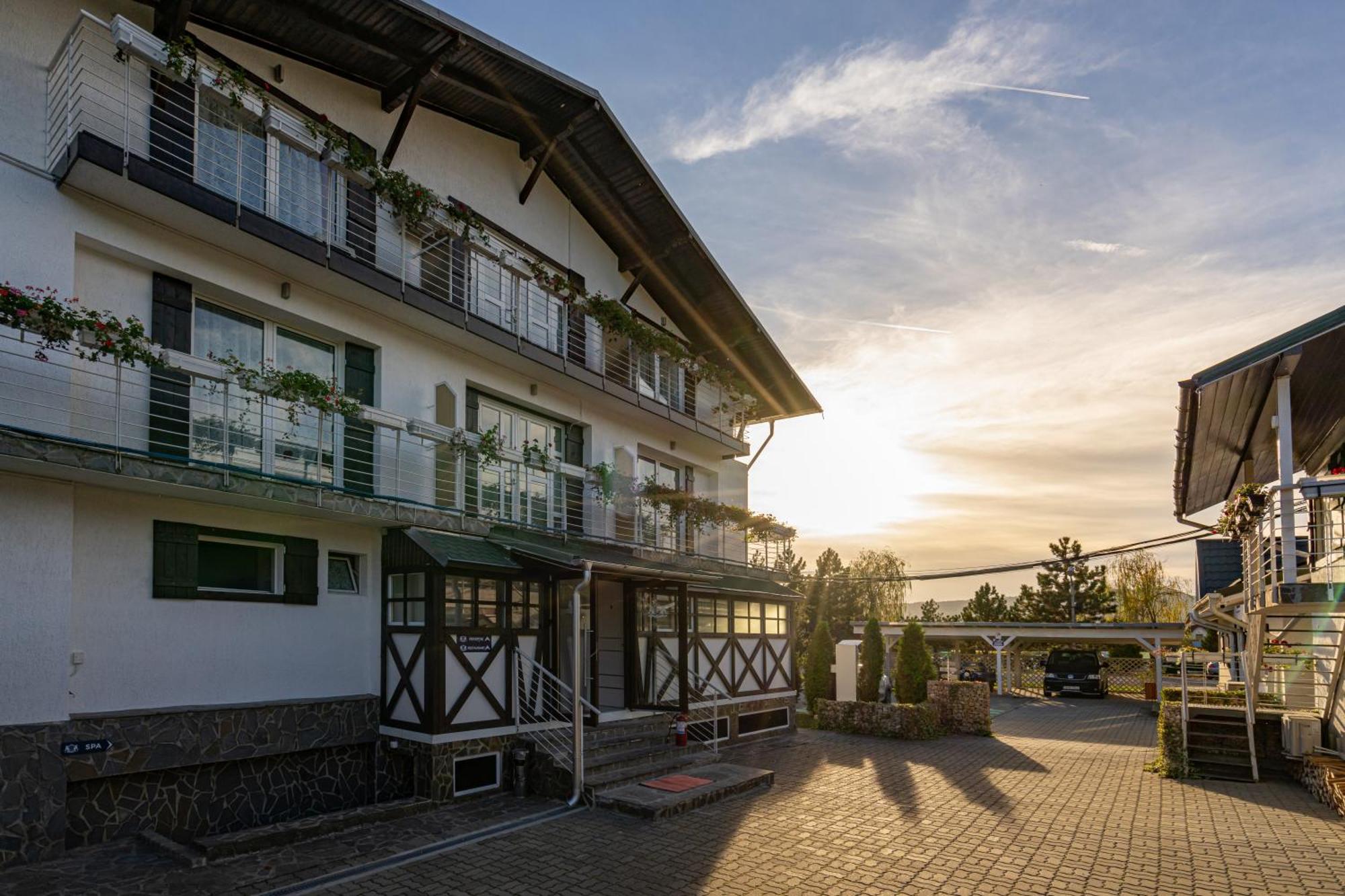 Casa Augsburg Hotel Banesti Ngoại thất bức ảnh