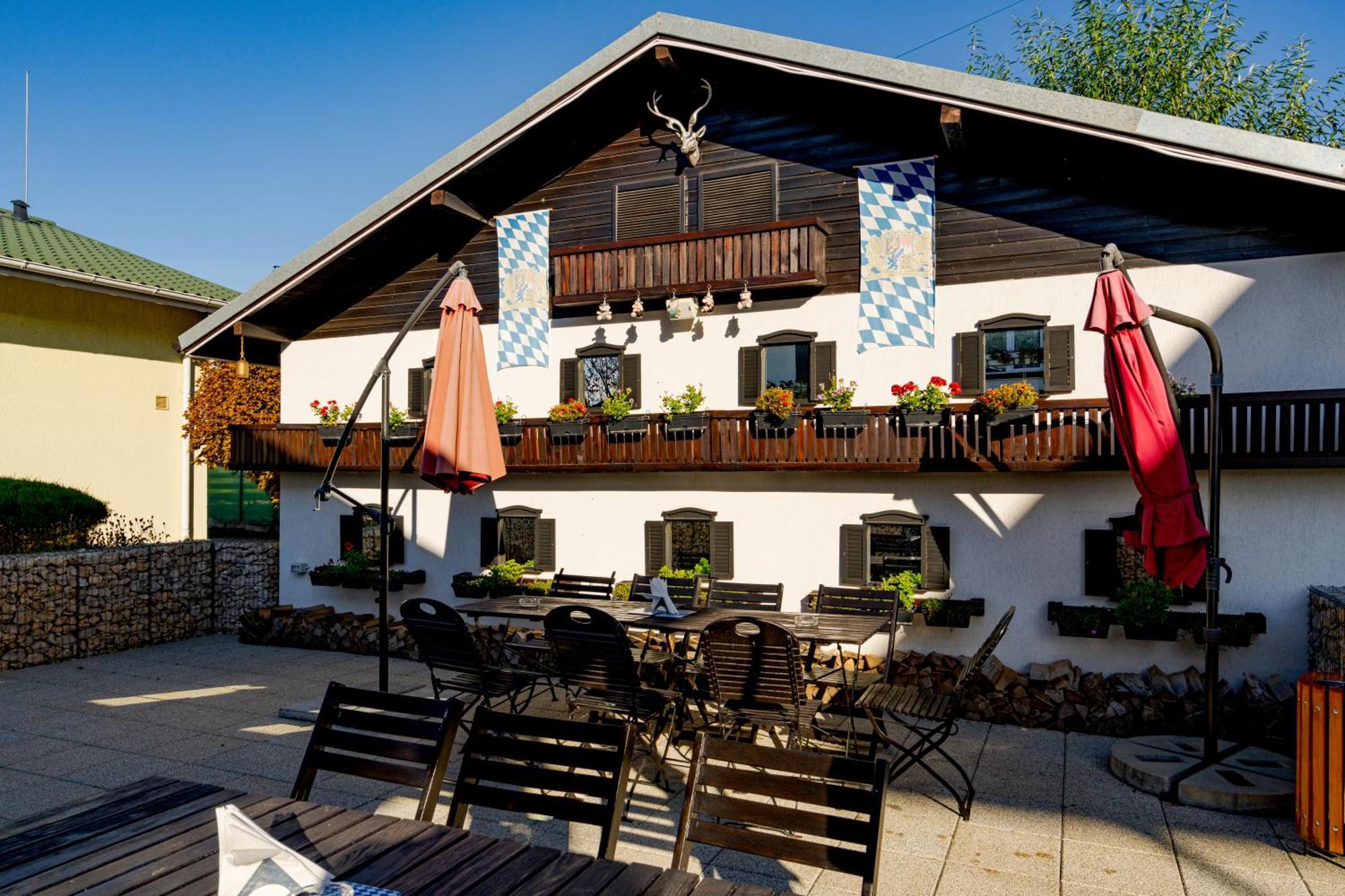 Casa Augsburg Hotel Banesti Ngoại thất bức ảnh