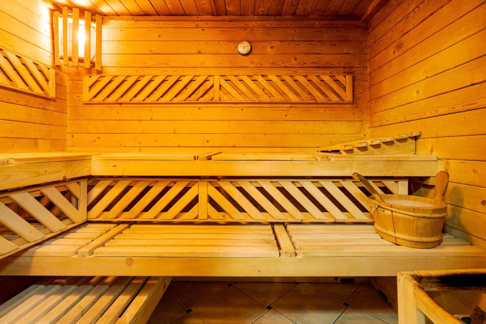 Casa Augsburg Hotel Banesti Ngoại thất bức ảnh